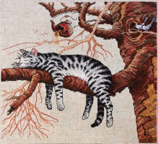 кошка на дереве